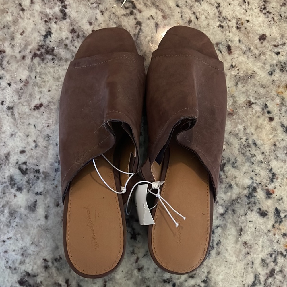 Universal Thread Clog Style Heels! - Picture 2 of 5